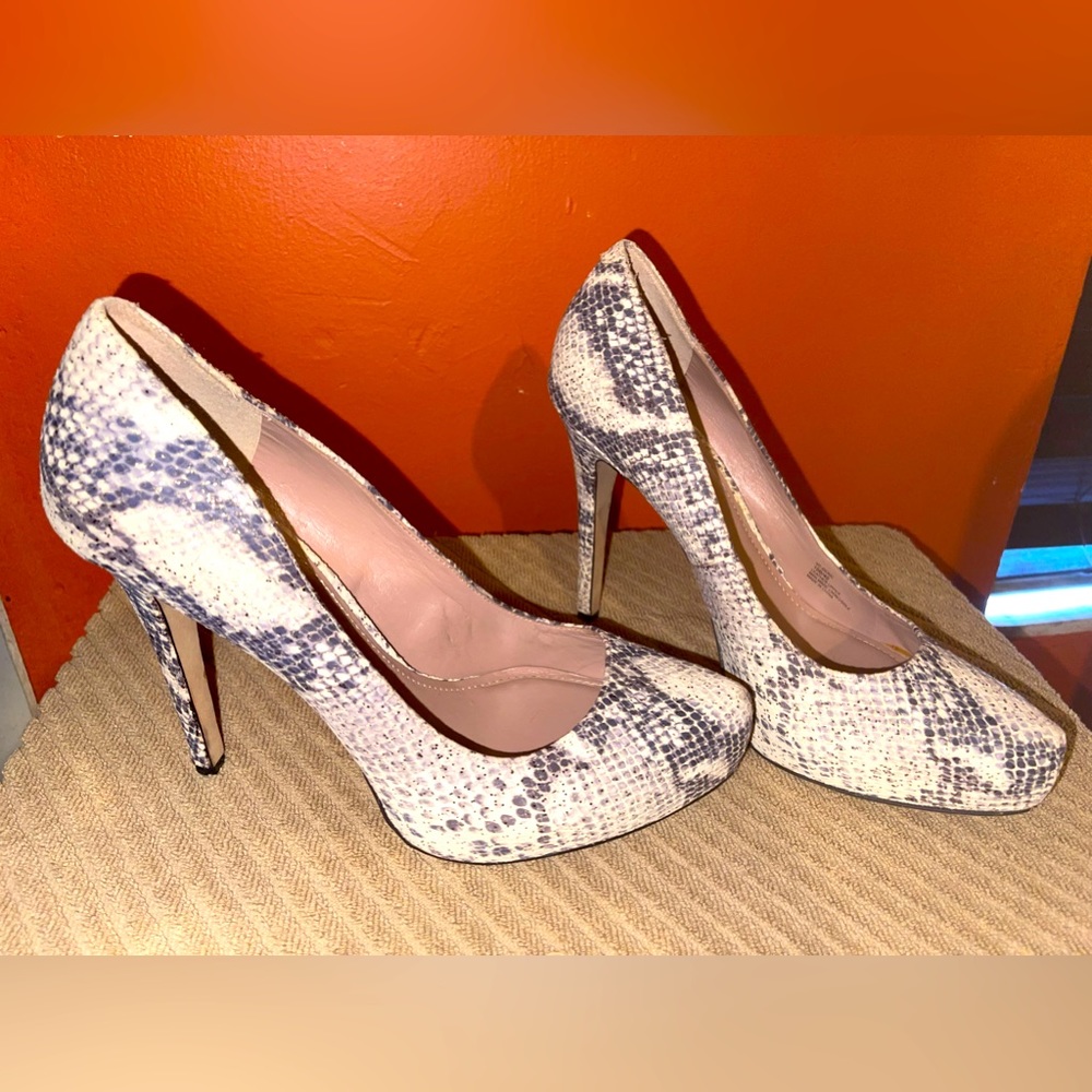 VINCE CAMUTO “Deric” heels